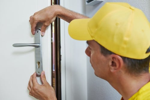 serrurier Nancy - un artisan installe une poignée de porte