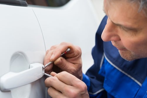 serrurier Quimper - un artisan serrurier crochète une porte de voiture