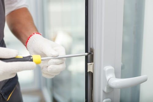 serrurier Rueil-Malmaison - un artisan installe une porte fenêtre