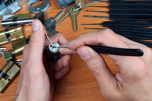 serrurier Rueil-Malmaison - un artisan crochèete une serrure dans son atelier