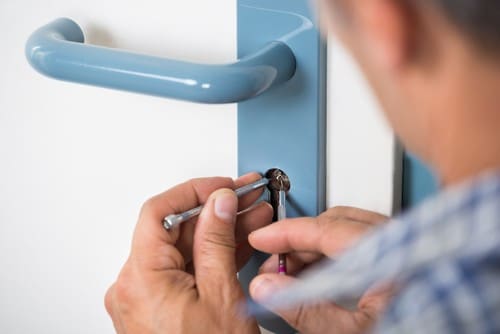 serrurier Saint-Maur-des-Fossés - un artisan crochète une porte