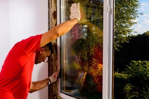 vitrier Aulnay-sous-Bois - un ouvrier pose une fenêtre