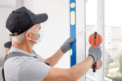 vitrier Avignon - un artisan installe une fenêtre pvc