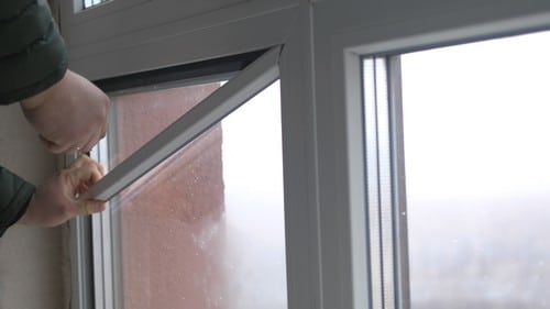 vitrier Saint-Maur-des-Fossés - un artisan installe le parclose d'une fenêtre en PVC