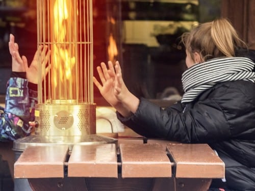 Chauffagiste Douai - Des personnes se réchauffent les mains.