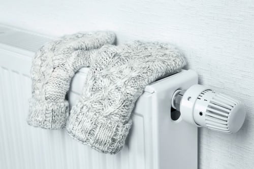 Chauffagiste Mouvaux - Gants sur un radiateur.