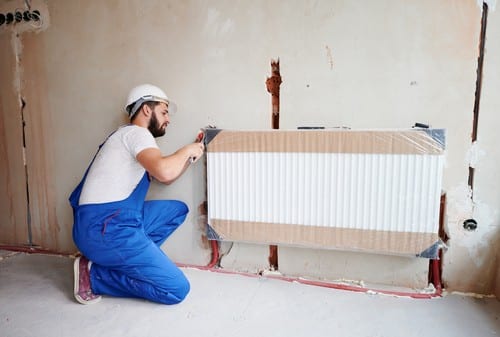 Chauffagiste Pierre-Bénite - Un chauffagiste installe un chauffage au mur