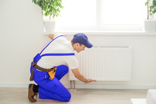 Chauffagiste Rillieux-la-Pape - Un chauffagiste installe un radiateur