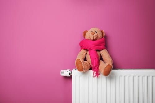 Chauffagiste Wattrelos - Une peluche sur un radiateur.