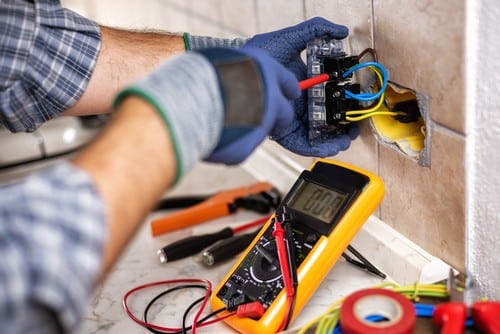 Électricien Beaucaire - Un électricien utilise un multimètre.