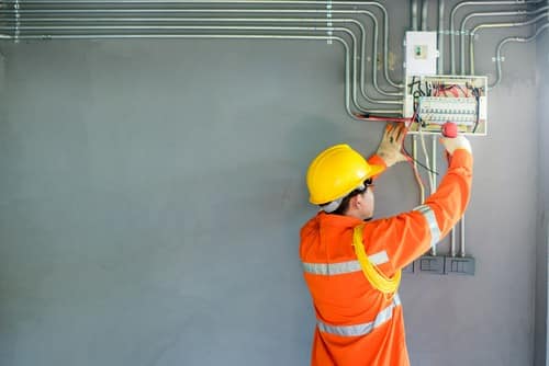 Électricien Beaucaire - Un artisan installe un système électrique.