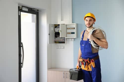 Électricien Caluire-et-Cuire - Un électricien répare un tableau électrique.