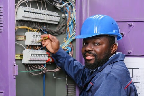 Électricien Carquefou - Un artisan répare un tableau électrique.