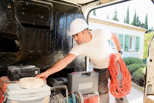 Électricien Carvin - Un électricien sort des outils de son camion.