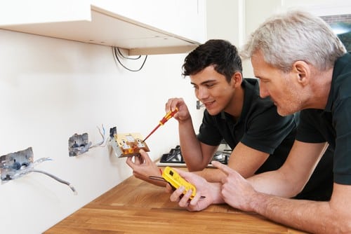 Électricien Castelnau-le-Lez - Deux électriciens installent une prise