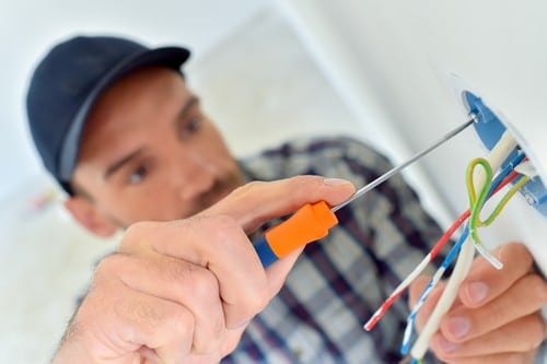 Électricien Cestas - Un artisan installe des fils électriques.