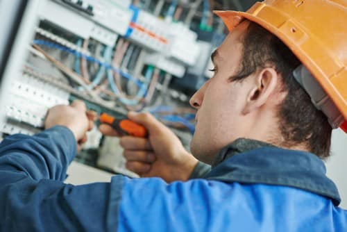 Électricien Cugnaux - Un électricien travaille sur un compteur électrique