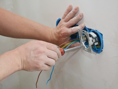 Électricien Faches-Thumesnil - Un électricien installe une prise électrique