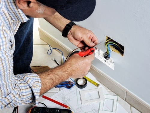 Électricien Gardanne - Un électricien installe une prise de courant.