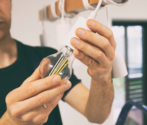 Électricien Gradignan - Un électricien installe une ampoule