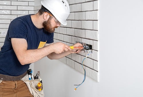 Électricien L'Isle-sur-la-Sorgue - Un artisan installe des prises de courant.