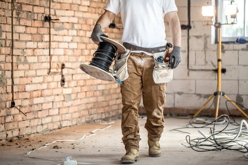 Électricien La Chapelle-sur-Erdre - Un artisan conçoit le réseau électrique d'une maison en construction.