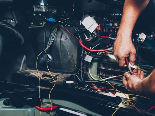Électricien La Madeleine - Un électricien répare des câbles