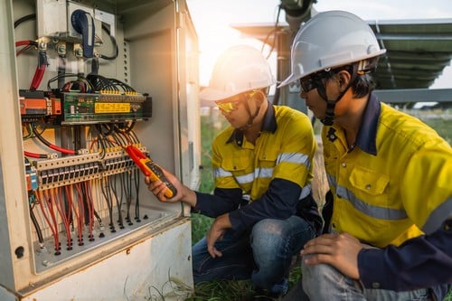 Électricien La Madeleine - Des électrices utilisent un tensiomètre sur un panneau électrique