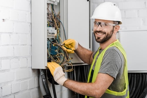 Électricien Lattes - Un électricien répare un panneau électrique