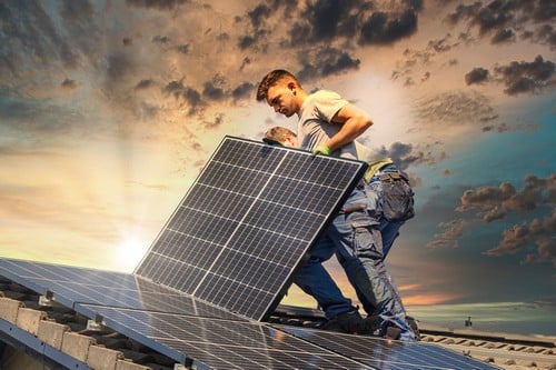 Électricien Le Pontet - Un artisan installe des panneaux solaires.