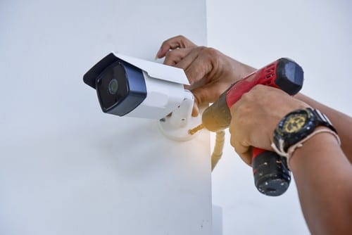 Électricien Les Pennes-Mirabeau - Un technicien installe une caméra de surveillance.
