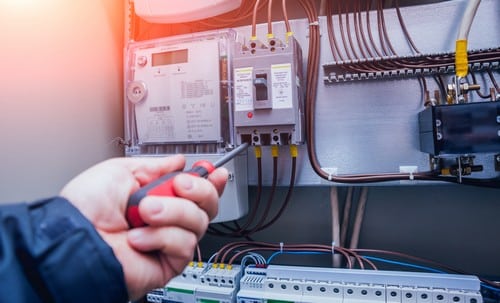 Électricien Les Pennes-Mirabeau - Un électricien teste un tableau électrique.