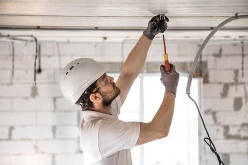 Électricien Loos - Un électricien installe des points lumineux au plafond