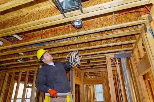 Électricien Mons-en-Barœul - Un électricien s'occupe de l'installation du système électrique d'une maison