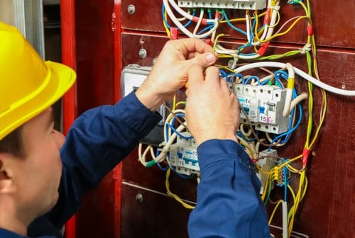 Électricien Montigny-en-Gohelle - Un électricien répare un tableau électrique.
