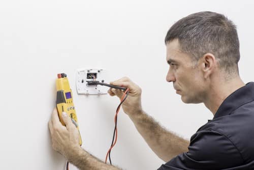 Électricien Rillieux-la-Pape - Un technicien fait des vérifications.