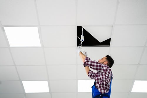 Électricien Ronchin - Un électricien installe des points lumineux