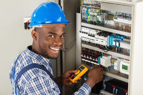 Électricien Roncq - Un artisan vérifie un tableau électrique.