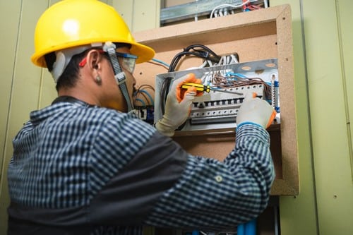 Électricien Saint-André-lez-Lille - Un électricien installe un compteur électrique