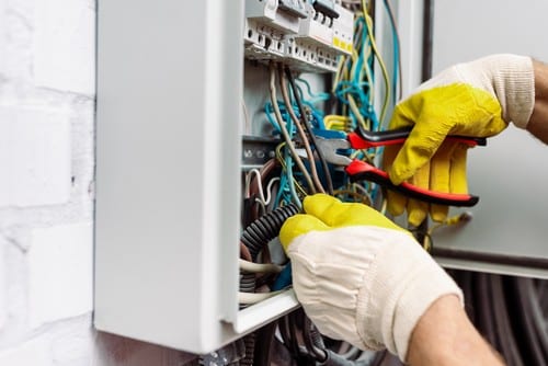 Électricien Saint-Médard-en-Jalles - Un électricien travaille sur un compteur électrique