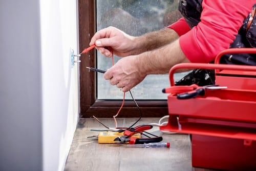 Électricien Saint-Sébastien-sur-Loire - Un artisan mesure la tension d'une prise électrique.