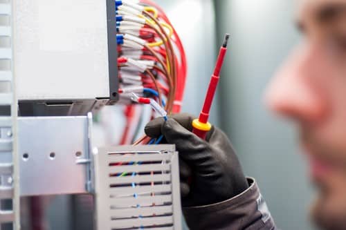 Électricien Sainte-Luce-sur-Loire - Un artisan travaille sur une centrale électrique.