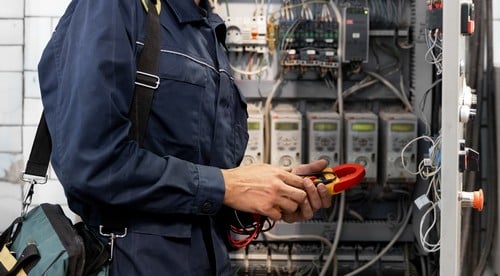 Électricien Sorgues - Un électricien fait des vérifications sur un circuit électrique.