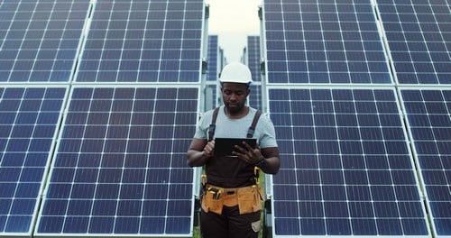 Électricien Sorgues - Un électricien dans un parc photovoltaïques.