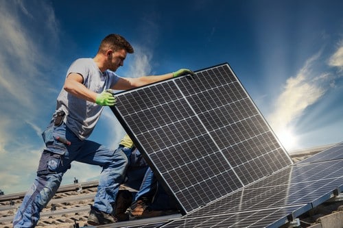 Électricien Vedène - Un artisan installe un panneau solaire.