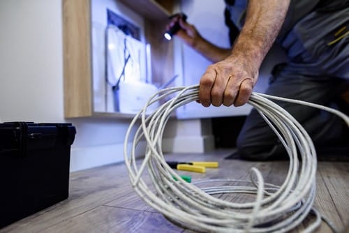 Électricien Vedène - Un artisan installe des câbles électriques.