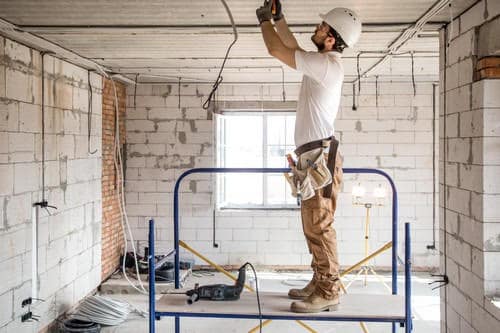 Électricien Villenave-d'Ornon - Un artisan fait des travaux.