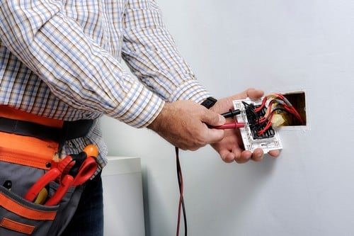 Électricien Vitrolles - Un électricien installe une prise électrique
