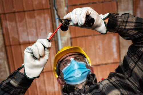 Electricien Wattrelos Un électricien fait des branchements