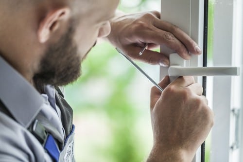 Vitrier Neuilly-sur-Seine - Un vitrier installe une fenêtre